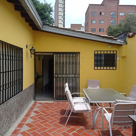 Yellow House Hostel ميديلين المظهر الخارجي الصورة