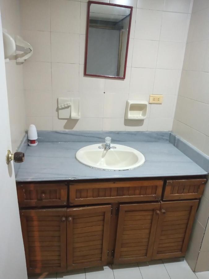 Yellow House Hostel ميديلين المظهر الخارجي الصورة