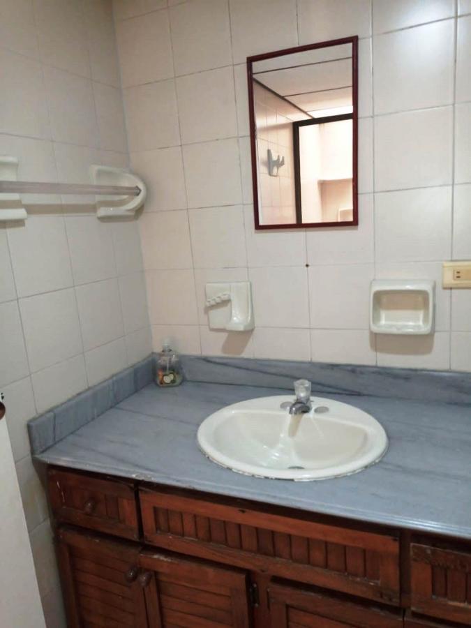 Yellow House Hostel ميديلين المظهر الخارجي الصورة