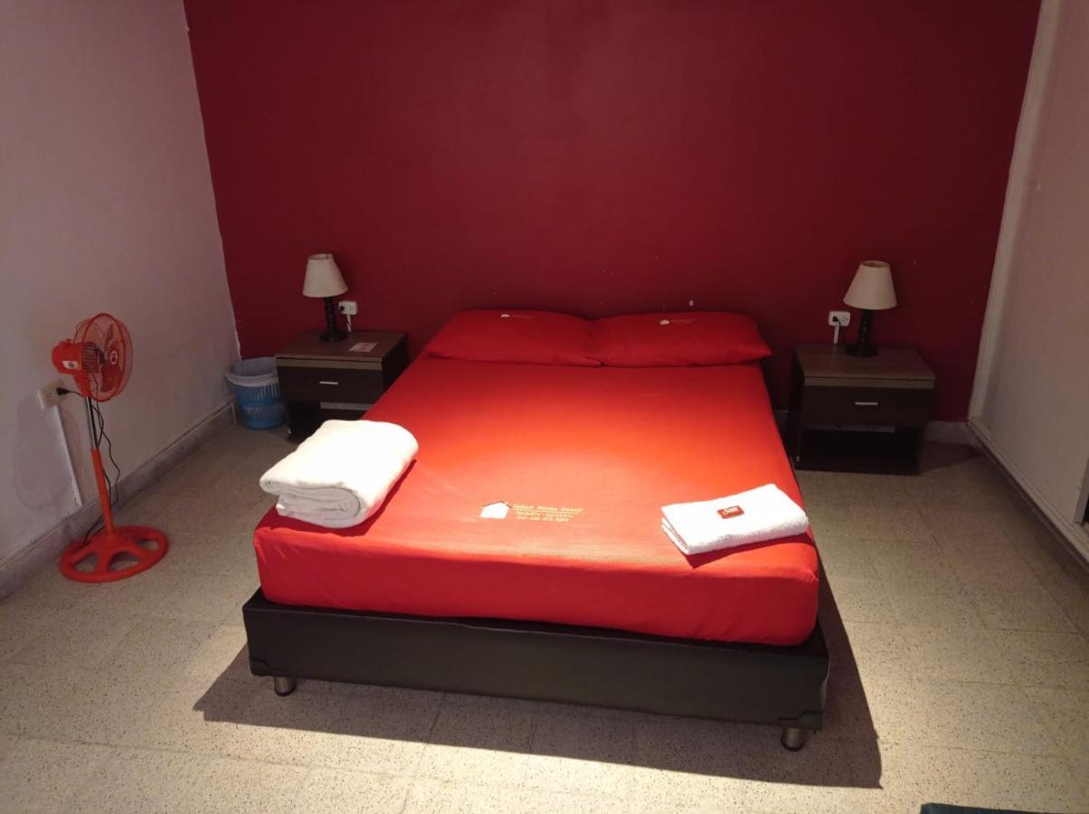 Yellow House Hostel ميديلين المظهر الخارجي الصورة