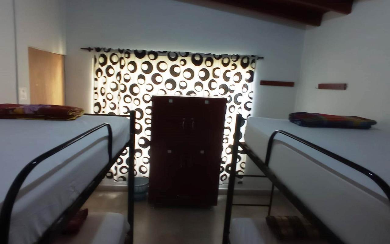 Yellow House Hostel ميديلين المظهر الخارجي الصورة