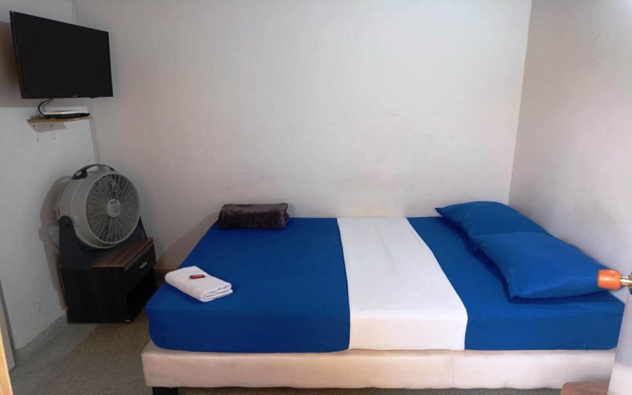 Yellow House Hostel ميديلين المظهر الخارجي الصورة