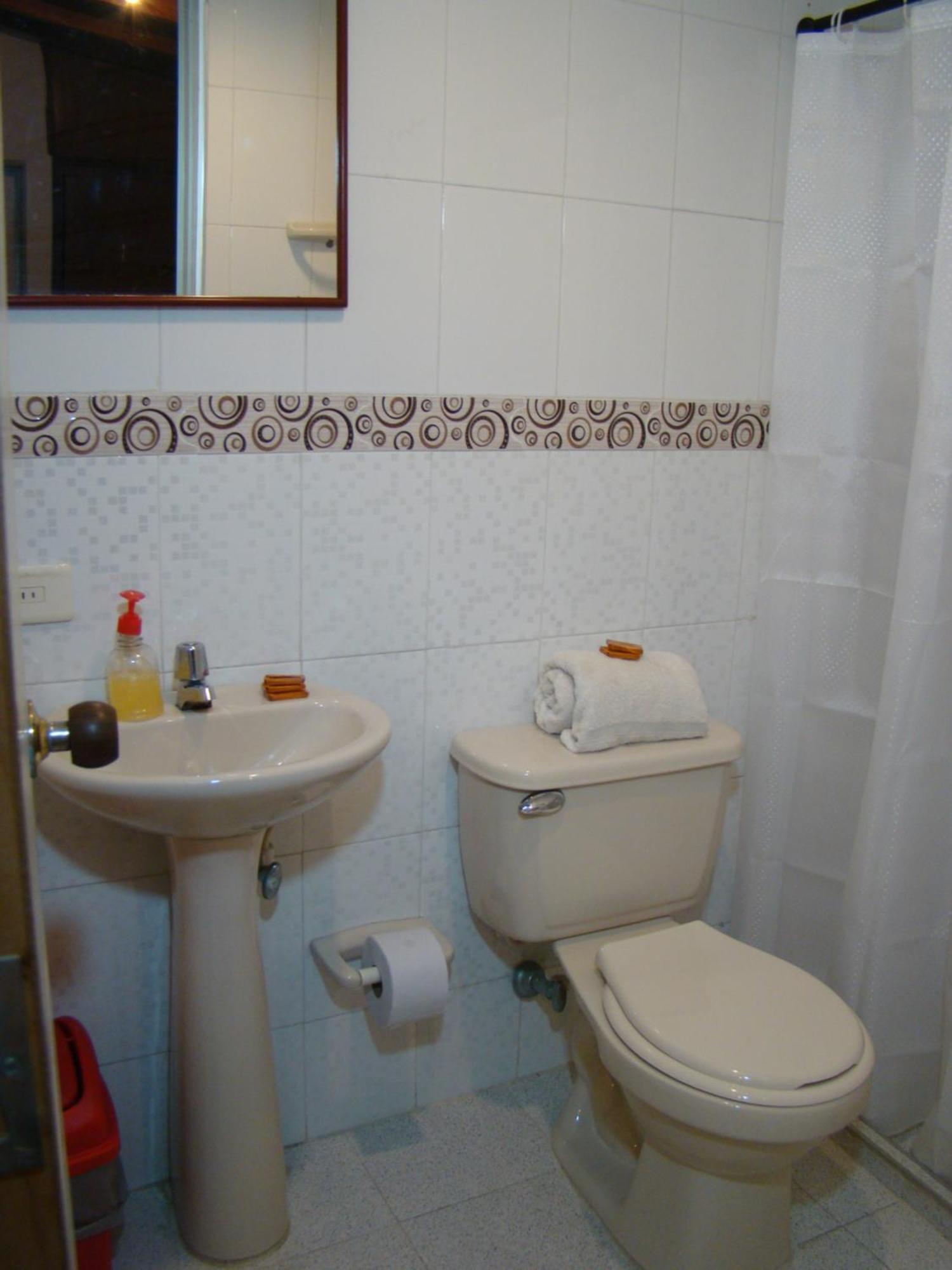 Yellow House Hostel ميديلين المظهر الخارجي الصورة