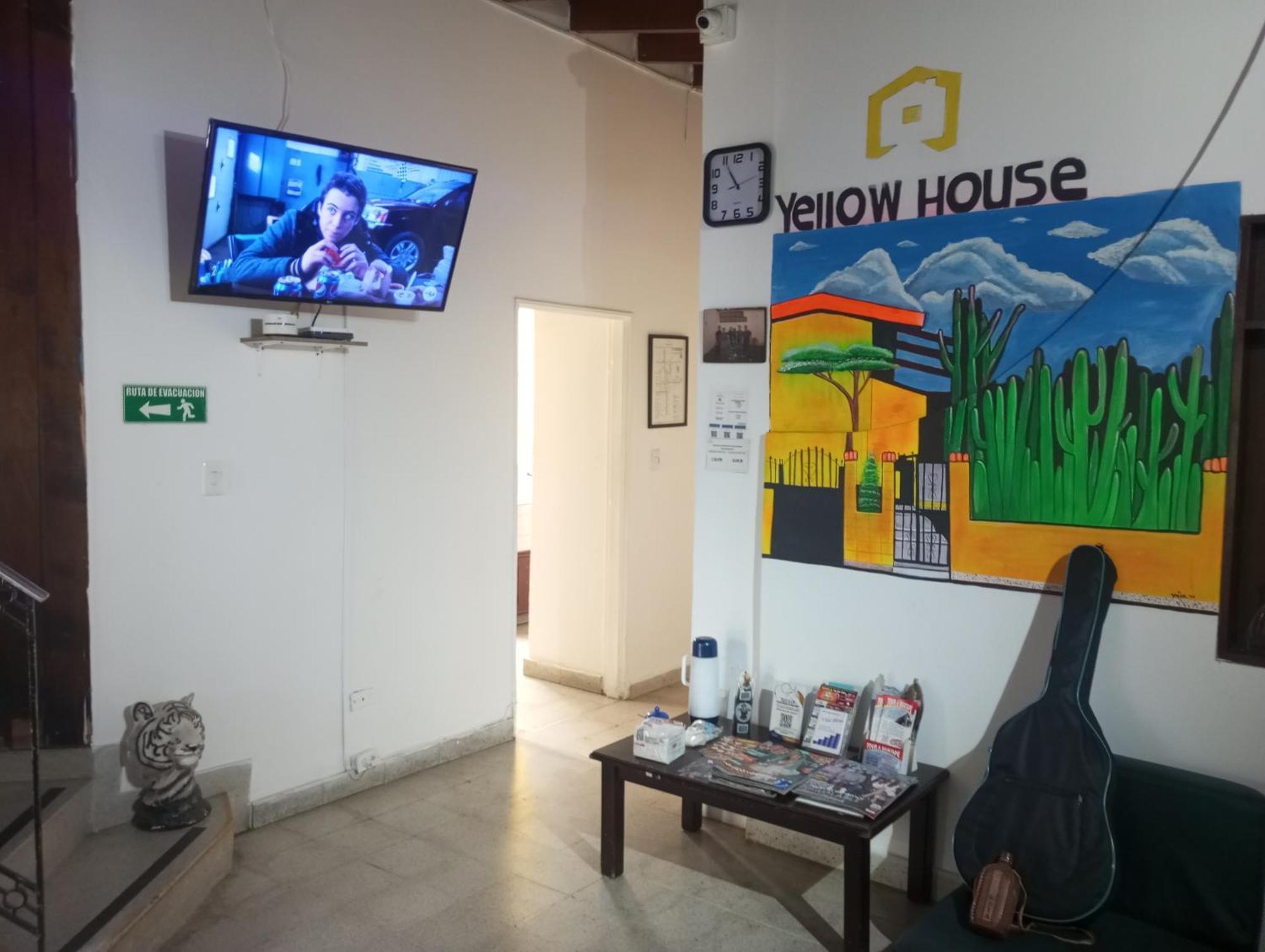 Yellow House Hostel ميديلين المظهر الخارجي الصورة