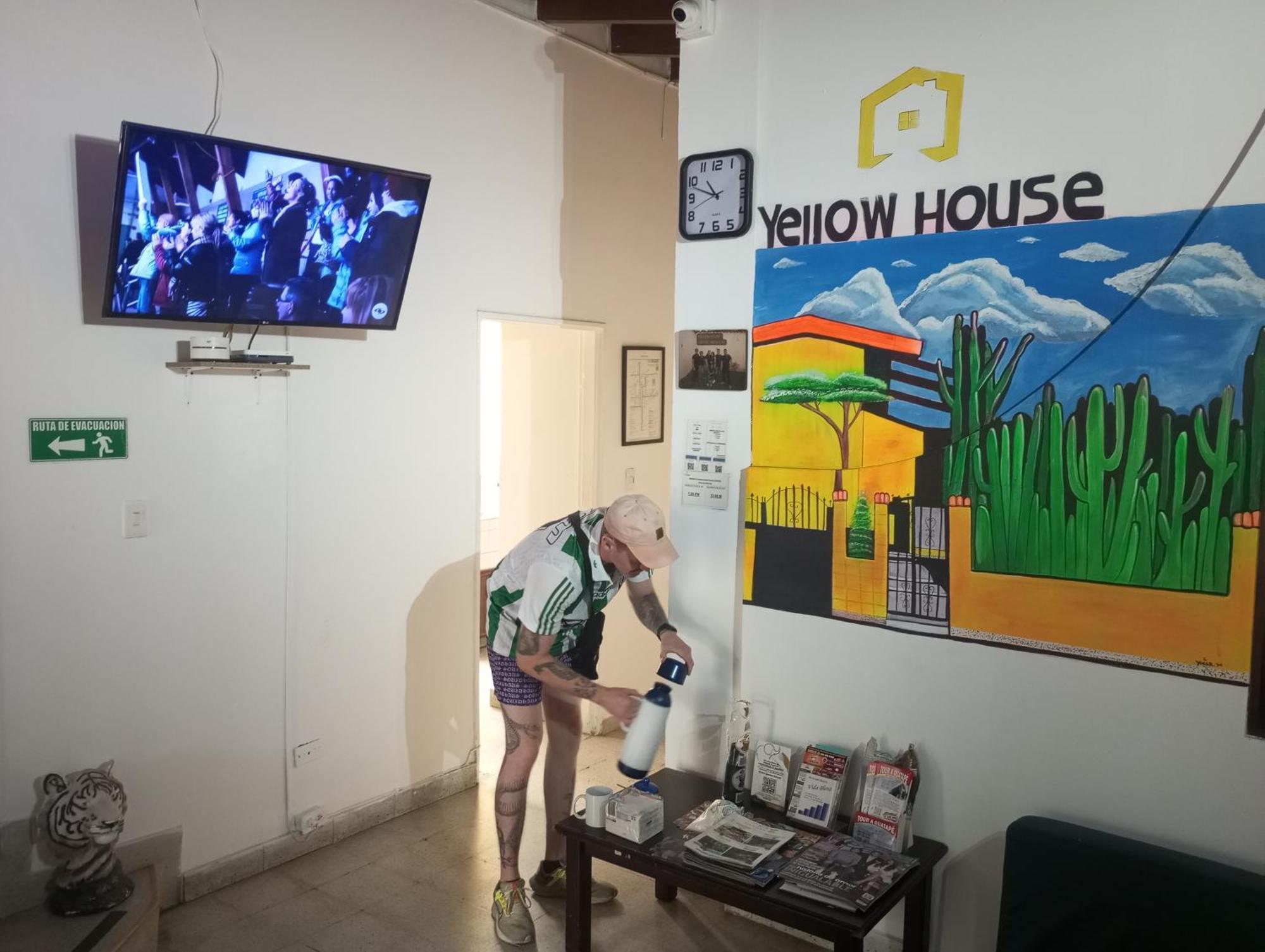 Yellow House Hostel ميديلين المظهر الخارجي الصورة