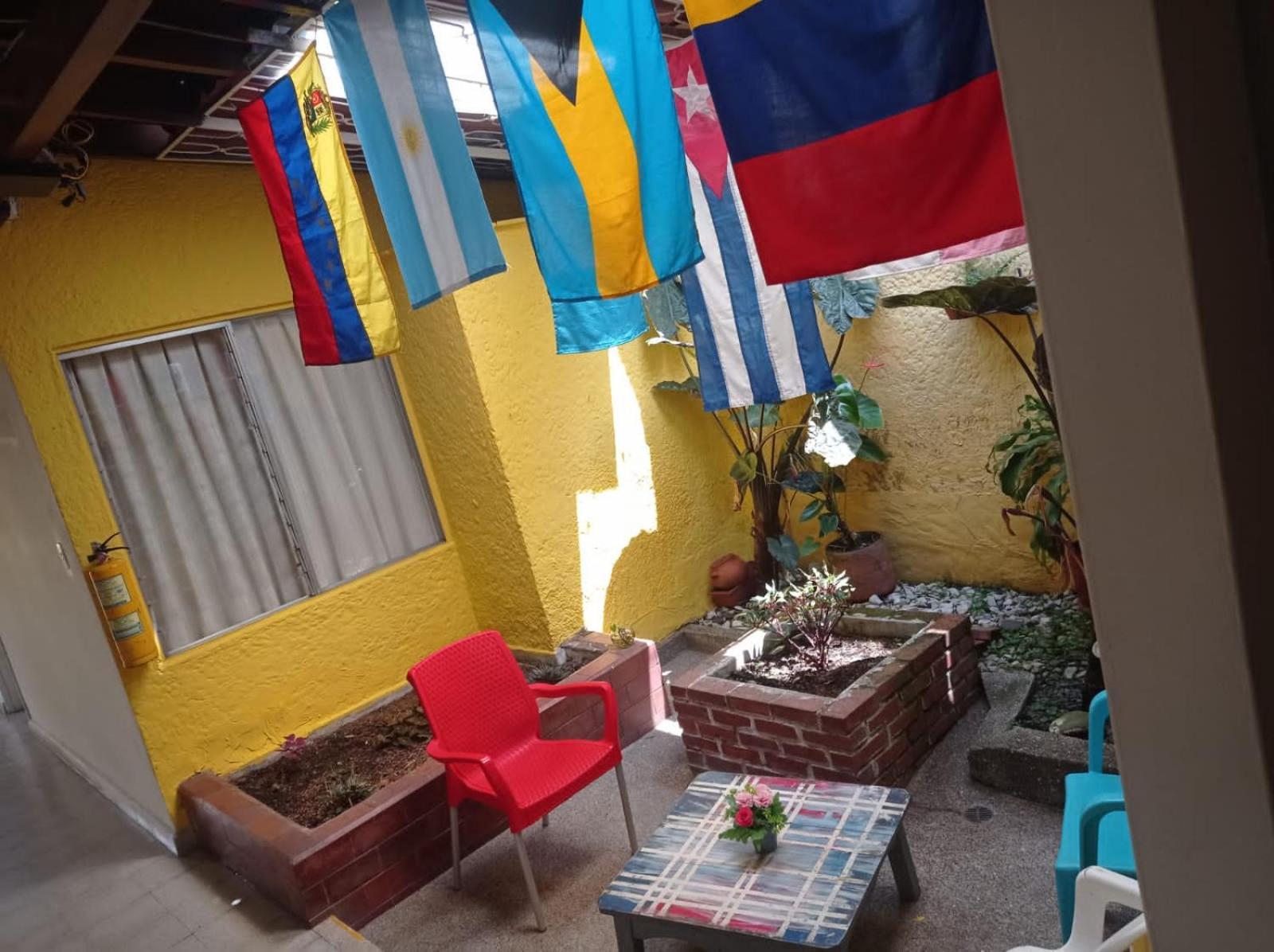 Yellow House Hostel ميديلين المظهر الخارجي الصورة