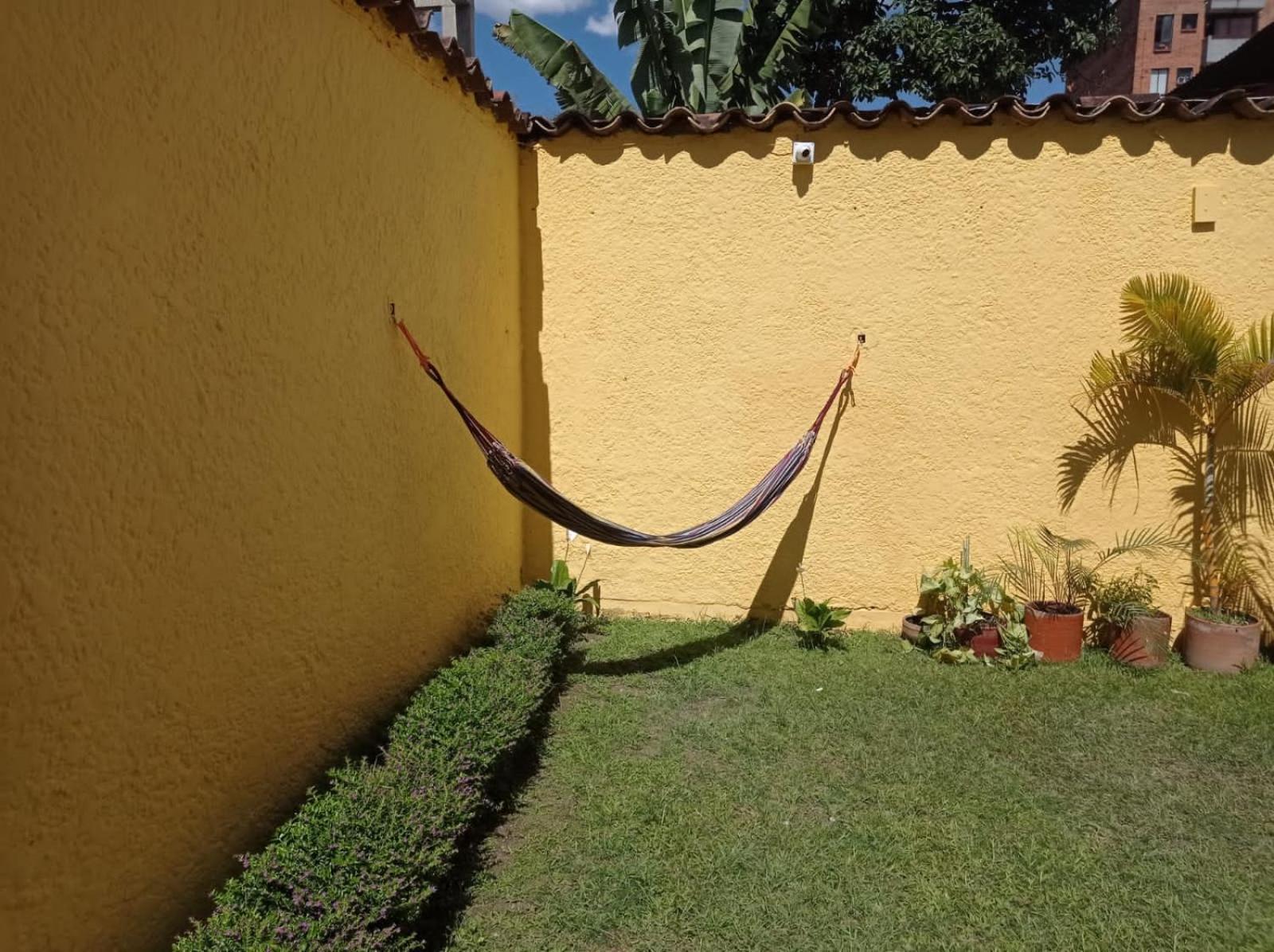 Yellow House Hostel ميديلين المظهر الخارجي الصورة