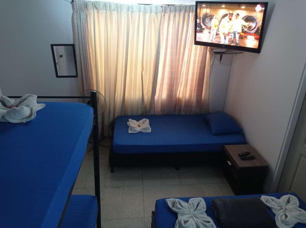 Yellow House Hostel ميديلين المظهر الخارجي الصورة