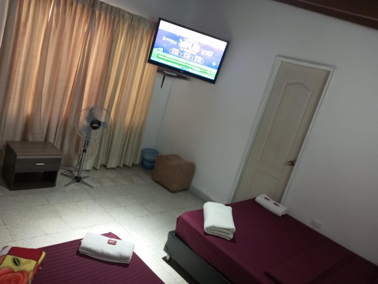 Yellow House Hostel ميديلين المظهر الخارجي الصورة