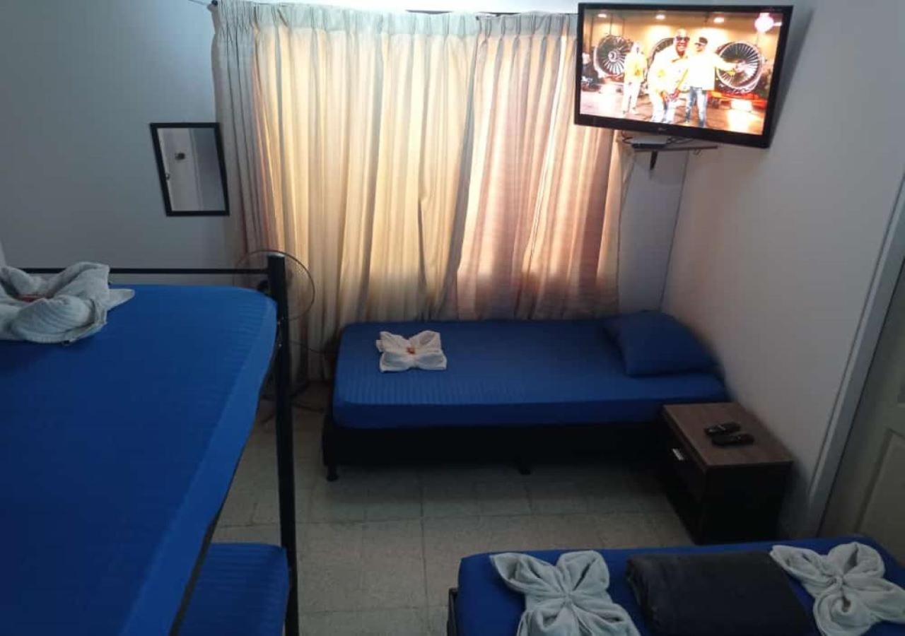 Yellow House Hostel ميديلين المظهر الخارجي الصورة
