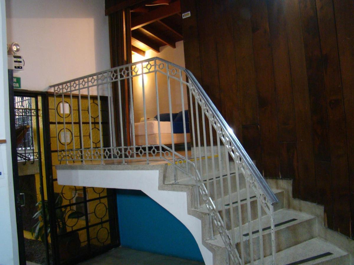 Yellow House Hostel ميديلين المظهر الخارجي الصورة