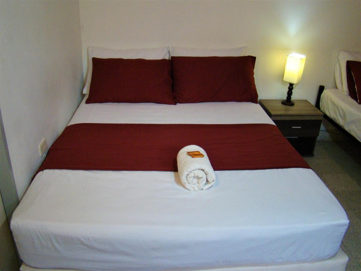 Yellow House Hostel ميديلين المظهر الخارجي الصورة