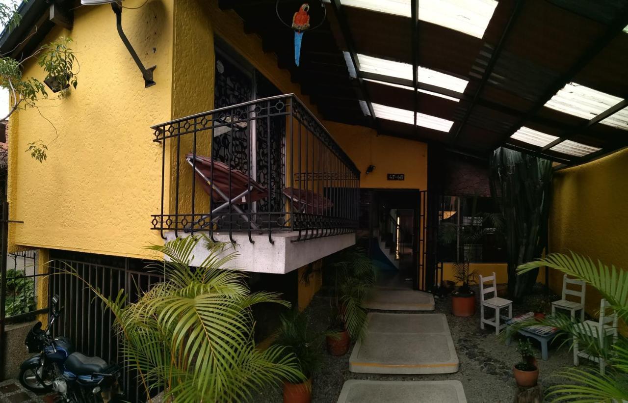 Yellow House Hostel ميديلين المظهر الخارجي الصورة