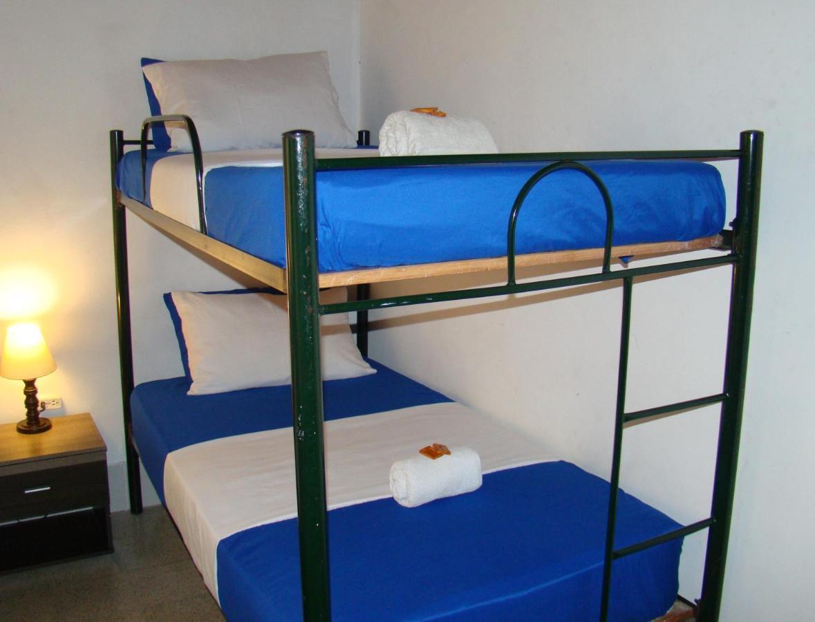 Yellow House Hostel ميديلين المظهر الخارجي الصورة