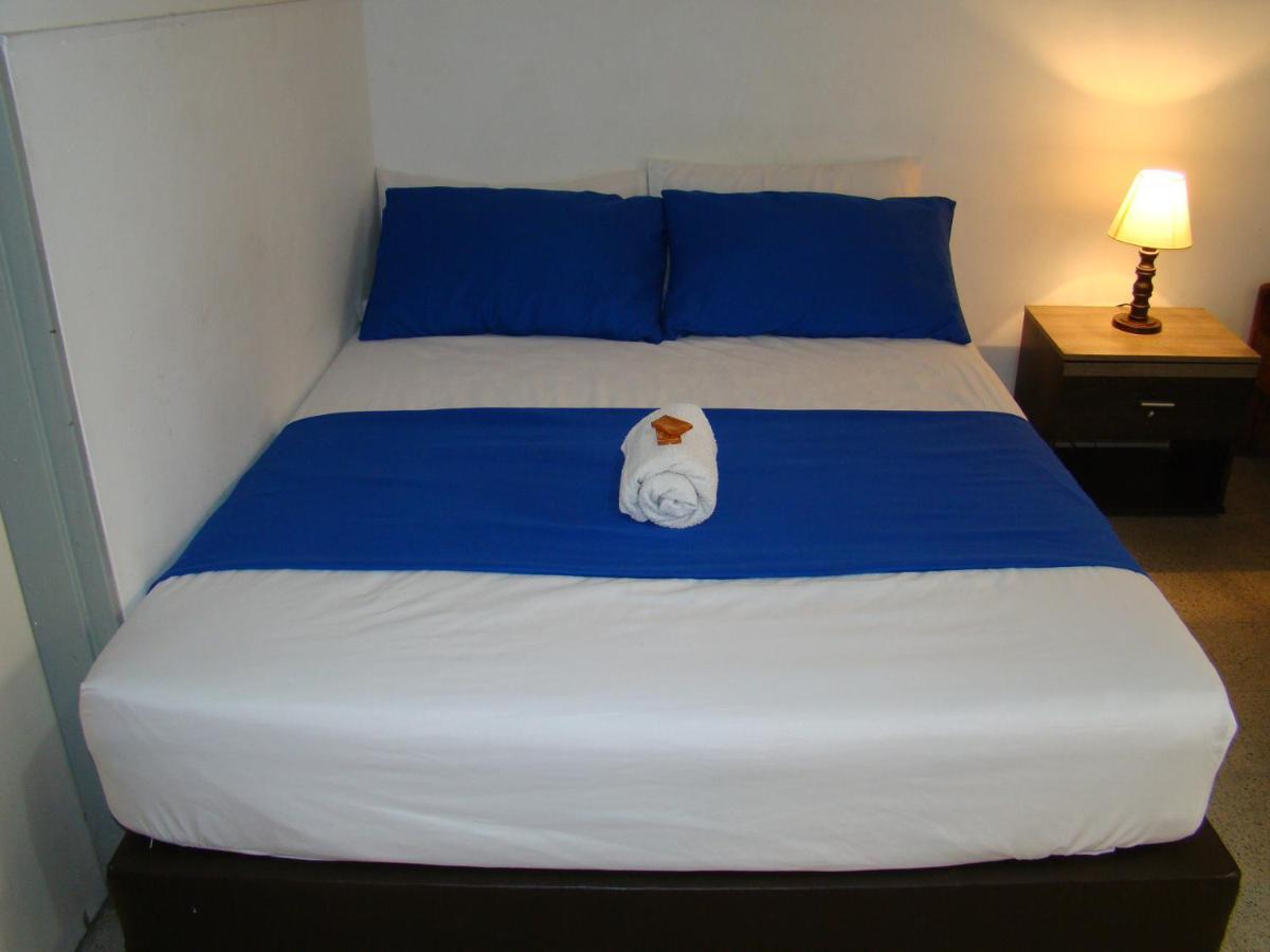 Yellow House Hostel ميديلين المظهر الخارجي الصورة